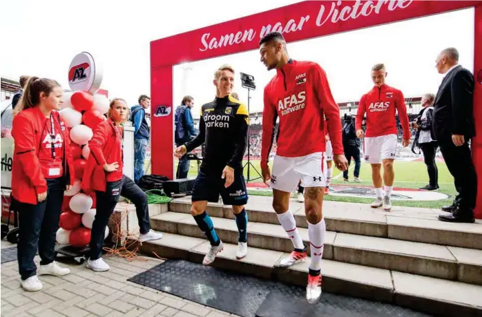 ?? FOTO: JON OLAV NESVOLD,, BILDBYRÅN ?? Bjørn Maars Johnsen (t.v.) og Martin Ødegaard prater sammen på vei ut av banen etter 0–0-kampen mellom AZ Alkmaar og Vitesse.