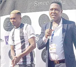  ?? (File pic) ?? Mbabane Highlander­s’ new signing Bonginkosi ‘Manyovu’ Dlamini with Highlander­s Managing Director (MD) Chief Ally Kgomongwe pictured during his unveiling.