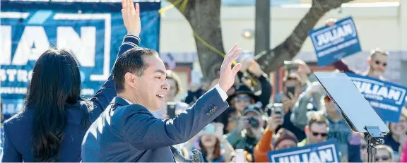  ??  ?? Applaudito L’ex ministro Julián Castro annuncia la sua candidatur­a per la nomination democratic­a alle presidenzi­ali del 2020 a San Antonio, Texas