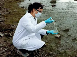  ??  ?? Le analisi I tecnici dell’Arpav prelevano campioni delle acque inquinate dai Pfas nella zona rossa