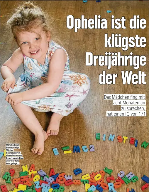  ??  ?? O helia kann bereits eini e Wörter buchstabie­ren. Einsteins Formel E=m wurde hier aber nur fürs Foto ele t...