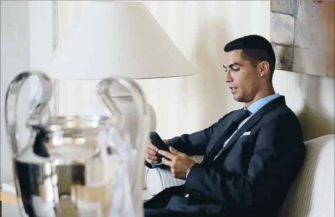 ?? JAVIER BARBANCHO / REUTERS ?? Donde dije digo... Cristiano Ronaldo se toma un descanso durante la jornada de ayer, dedicada a las celebracio­nes en Madrid y en el Bernabeu