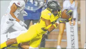  ?? Chris Pietsch The Associated Press ?? Oregon and Jaylon Redd, shown Sept. 14 in Eugene, Ore., should be focused against Stanford on Saturday after blowing a 24-7 halftime lead against the Cardinal last season.