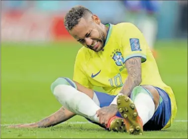  ?? ?? Neymar se duele de su tobillo derecho tras un golpe sufrido en el encuentro ante Serbia.