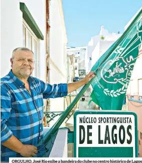  ??  ?? ORGULHO. José Rio exibe a bandeira do clube no centro histórico de Lagos