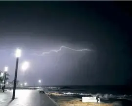  ??  ?? Proyecto Mastral shared this photo of lightning in Torrevieja