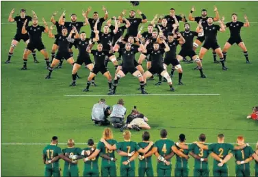  ??  ?? RITUAL. Los All Blacks de Nueva Zelanda hicieron ayer ante Sudáfrica su ‘haka’ previa a los partidos.