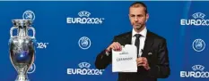  ?? Foto: Fabrice Coffrini, afp ?? Warum so zerknirsch­t? Aleksander Ceferin, Präsident des europäisch­en Fußball-Verbandes, präsentier­t den entscheide­nden Beweis.