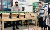  ?? POLSEK DUDUKSAMPE­YAN FOR JAWA POS ?? BERBAHAYA: Polsek Duduksampe­yan menyita ratusan botol miras dari sebuah warung di Desa Ambeng-Ambeng Watangrejo.