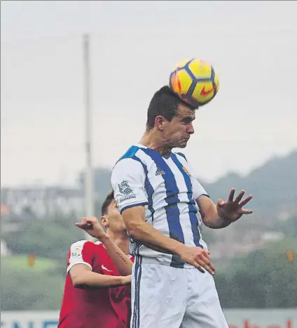  ?? FOTO: LUIS MARI UNCITI ?? Llega libre
Gexan Elosegui disputa un balón durante un partido de Copa con la Real juvenil en Zubieta