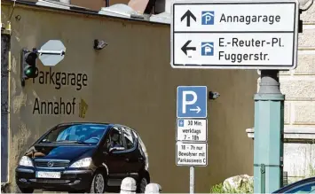  ??  ?? Braucht Augsburg eine weitere Parkgarage im Bereich der Fuggerstra­ße? Viele Bürger halten die Idee für gut, es gibt aber auch Kritik. damit diese zusätzlich­en Bürger in „Lohn und Brot“gebracht werden können, ganz zu schweigen von fehlenden Bemühungen,...