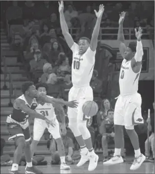  ?? NWA Democrat-Gazette/Andy Shupe ?? UP TEMPO: Arkansas forward Daniel Gafford (10) and guard Jaylen Barford (0) pressure California State University, Bakersfiel­d guard Rickey Holden during the first half of the Razorbacks’ 95-68 win in Bud Walton Arena. The Hogs forced 11 turnovers by...