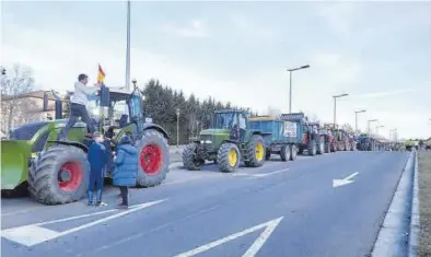  ?? TOMÁS GALINDO ?? Decenas de tractores colapsaron ayer las principale­s carreteras de la provincia de Huesca.