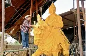  ??  ?? Sculptor Hothi Baswaraj gives finishing touches to the 12 foot tall bronze statue of Mahatma Basaveshwa­ra statue which will be installed at Tank Bund. —DC