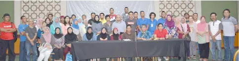  ??  ?? Dr Annuar (seated, second right), flanked by Hussin on his right and Abang Hisham, joins the Ramadan bazaar traders in a photo-call after the briefing.