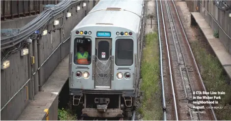  ?? COLIN BOYLE/
SUN-TIMES ?? A CTA Blue Line train in the Wicker Park neighborho­od in August.