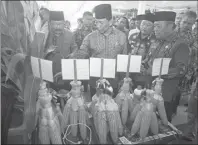  ?? GHOFUUR EKA/JAWA POS ?? AGROBISNIS: Soekarwo, Wiranto, dan Saiful Ilah mengunjung­i stan Pemkab Lamongan yang memamerkan jagung berkualita­s dalam pameran di sela-sela peringatan Hari Otonomi Daerah.