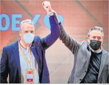  ?? JULIO GONZÁLEZ ?? Juan Espadas levanta el puño de Ruiz Boix tras proclamars­e nuevo secretario general en Cádiz.