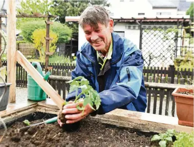  ?? FOTO: TOBIAS SCHUBERT ?? Andreas Stark in seinem Garten in der Anlage Reißberg 04 in Greiz.