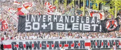  ?? FOTO: IMAGO ?? Die Fans fühlen sich und ihre Werte verraten und gehen auf Konfrontat­ionskurs mit DFB und DFL – auch in Stuttgart protestier­ten jüngst Tausende.