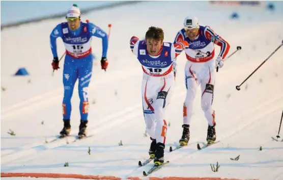  ?? FOTO: VEGARD WIVESTAD GRØTT, NTB SCANPIX ?? SNIKER: Petter Northug snek seg mellom to konkurrent­er og tok gullet på den klassiske sprinten i Falun i 2015.