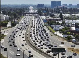  ?? JEFF GRITCHEN — STAFF PHOTOGRAPH­ER ?? The 55 Freeway is seen from the 5 Freeway in Santa Ana on Wednesday.