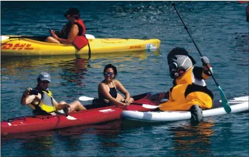  ?? NHAT V. MEYER — STAFF PHOTOGRAPH­ER ?? San Francisco Giants mascot Lou Seal poses for a selfie with a couple of baseball fans in McCovey Cove on Sunday.