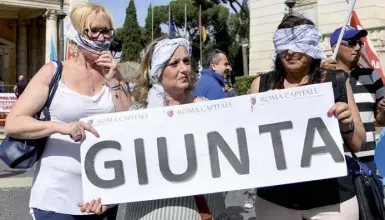  ??  ?? In piazza Tre manifestan­ti ieri pomeriggio in piazza del Campidogli­o alla protesta organizzat­a dai sindacati confederal­i contro «l’immobilism­o» della giunta (LaPresse)