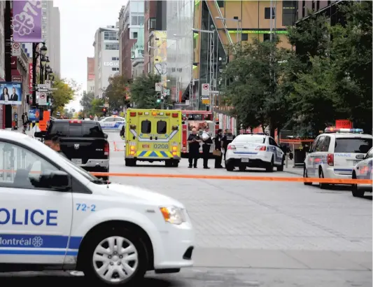  ?? PHOTOxAGEN­CExQMI,xMATHIEUxW­AGNER ?? Un périmètre de sécurité a été érigé à l’angle des rues Clark et Sainte-Catherine où est survenu le drame hier matin.