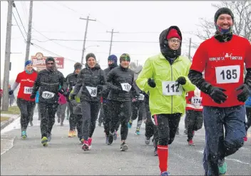  ??  ?? Some of the participan­ts in the Boxing Day 5K in Yarmouth on Tuesday morning, Dec. 26.