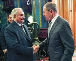  ?? EFE ?? El ministro de Exteriores ruso, Sergei Lavrov, saluda al general Haftar, ayer en Moscú