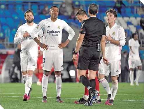  ?? / FOTO: AFP ?? Los propios jugadores han manifestad­o que ya no entienden con claridad la regla que sanciona una mano en el área.