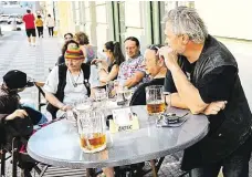  ?? Nyní nezbývá než si dát pivo s cigaretou před výčepnou. Na snímku pražská restaurace Prašivka. FOTO MAFRA – FRANTIŠEK VLČEK ?? Kuřákům