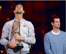  ?? Karim Jaafar/AFP ?? Djokovic segura troféu do torneio com Murray ao fundo