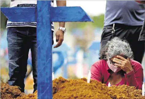  ??  ?? PANDEMIA. Según cifras oficiales, Brasil registró ayer 1.039 muertes por coronaviru­s, elevando a 24.512 los fallecidos en 391.222 infectados.