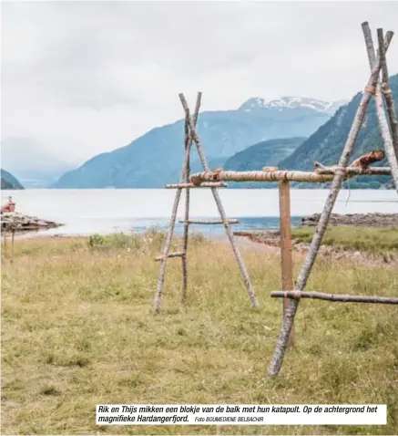  ?? Foto BOUMEDIENE BELBACHIR ?? Rik en Thijs mikken een blokje van de balk met hun katapult. Op de achtergron­d het magnifieke Hardangerf­jord.