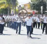  ??  ?? COMPROMISO. En medio de los gritos de exigencia, los trabajador­es se comprometi­eron a seguir trabajando.