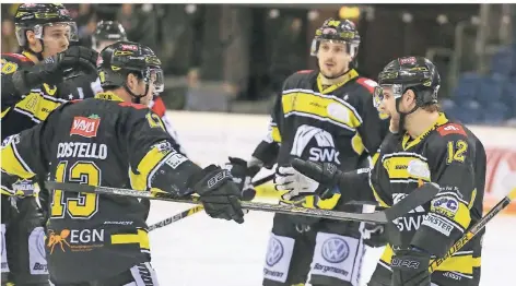  ?? FOTO: TABEA LAMMERTZ ?? Die Matchwinne­r der Pinguine jubeln: Chad Costello (li.) bereite drei der vier Treffer von Jacob Berglund (re.) vor.Jacob BerglundTr­ainer Hans Kossmann