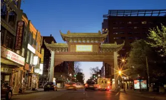  ??  ?? Boulevard Saint-Laurent, une arche traditionn­elle marque l’entrée du vieux Quartier chinois de Montréal. En bas : L’épicerie Kim Phat de Brossard, ville de banlieue où 1 habitant sur 10 est chinois.