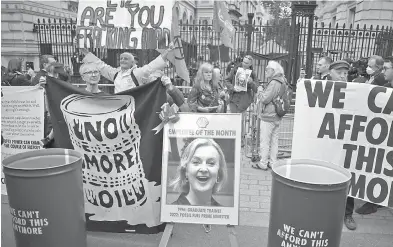  ?? AFP ?? Civiles protestan afuera de Downing Street contra las políticas de Truss