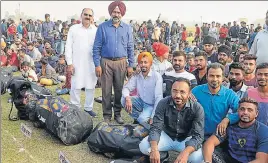  ?? PARDEEP PANDIT/HT ?? MLA and Olympian Pargat Singh while distributi­ng sports kits among over 3,500 youths of 61 villages of his constituen­cy Jalandhar cantonment at a function in Kukkar village on Sunday.