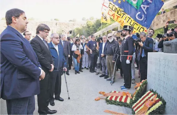  ??  ?? ► Carles Puigdemont junto al vicepresid­ente Oriol Junqueras, ante la tumba del presidente de la Generalita­t republican­a Lluís Companys.