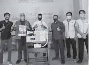  ?? ITS FOR JAWA POS ?? SELANJUTNY­A UJI KLINIS: Aulia Muhammad Taufiq Nasution (dua dari kiri) bersama tim ventilator ITS dan E-VITS menjalani uji teknis di BPFK Surabaya.