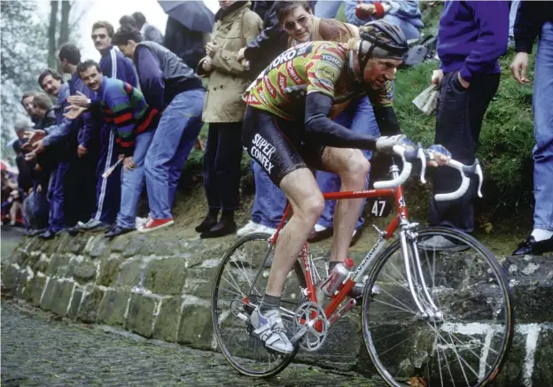  ??  ?? Van Hooydonck was already at the front by the time the 1989 race crossed the Muur