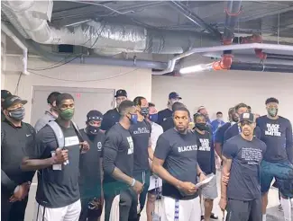  ?? FE ?? Los jugadores de Milwaukee se negaron a salir de su vestuario antes del partido.