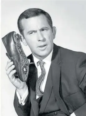  ??  ?? Un clásico. Maxwell Smart, el Super Agente 86, y su “zapatófono”.