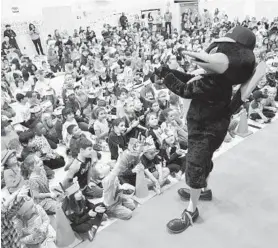  ?? STEVE RUARK/BALTIMORE SUN ?? The Oriole Bird helps lead an Orioles rally at Timonium Elementary School.