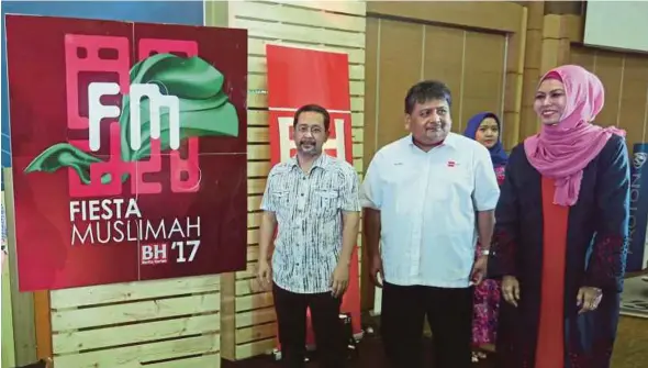  ?? PIC BY ROHANIS SHUKRI ?? (From left) ‘Berita Harian’ group editor Datuk Mahfar Ali, deputy group editor Datuk Badrulhish­am Othman and Fiesta Muslimah BH 2017 organising chairman Jami’ah Shukri at the Shah Alam Convention Centre yesterday.