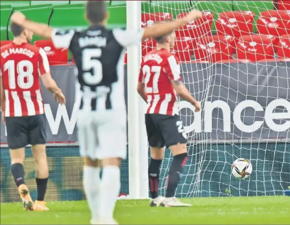  ??  ?? Melero celebra de esta forma, tras un mal control pero que le salió afortunado, el primer gol de la noche en San Mamés, luego igualado.