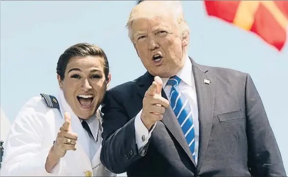  ?? SAUL LOEB / AFP ?? Donald Trump, ayer durante una ceremonia en la Academia de Guardacost­as de New London (Connecticu­t)